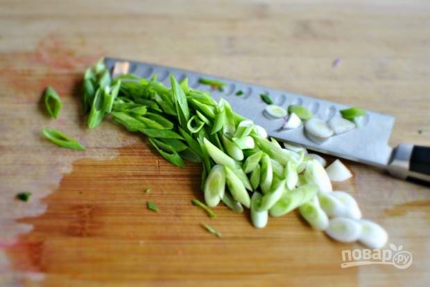 5. Нарежьте тонко лук, морковь и болгарский перец. Мелко нарубите кинзу.
