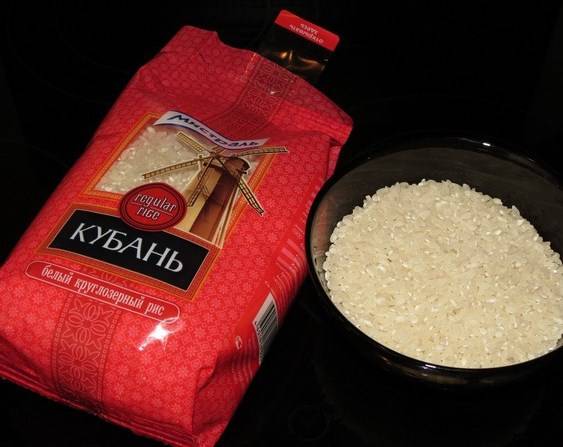 Для начала замочите рис, потом отварите, можно не до полной готовности. Иначе в запеканке он потом будет разваливаться. 