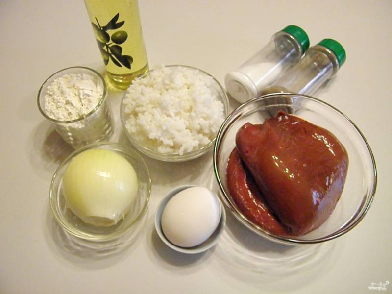 Подготовьте продукты для оладий. Печень вымойте, удалите печеночные протоки. Лук очистите от кожуры. Рис отварите в соленой воде до готовности.