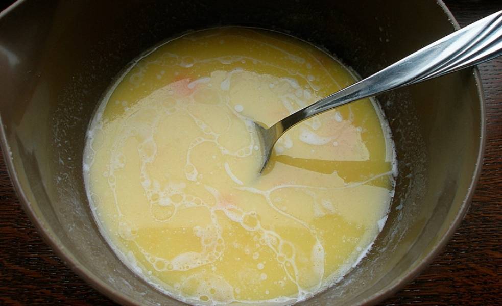 1.	Кусочек сливочного масла растапливаем на сковороде. В миску наливаем кефир, вбиваем яйцо и перемешиваем, добавляем немного остывшее растопленное сливочное масло и опять перемешиваем.