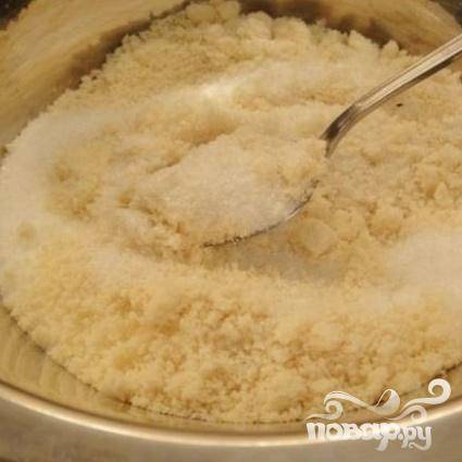 1.	Подготовим все продукты. В миске смешиваем сахарный песок и миндальную крошку. 