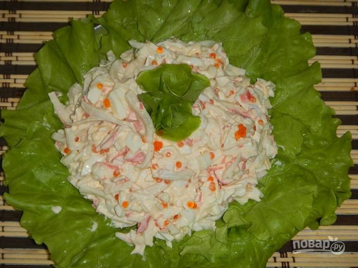 Салат с креветками, кальмарами, крабовыми палочками и красной икрой - рецепт с пошаговыми фото