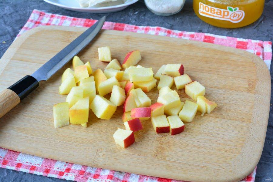 Нарежьте яблоки небольшими кубиками.