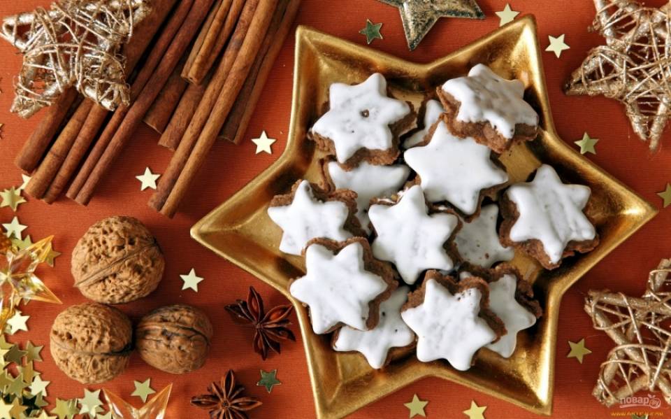 Не выключая духовку, достаньте печенье, смажьте его белком. Отправьте выпечку ещё на 7-10 минут готовиться. Приятного рождественского чаепития!