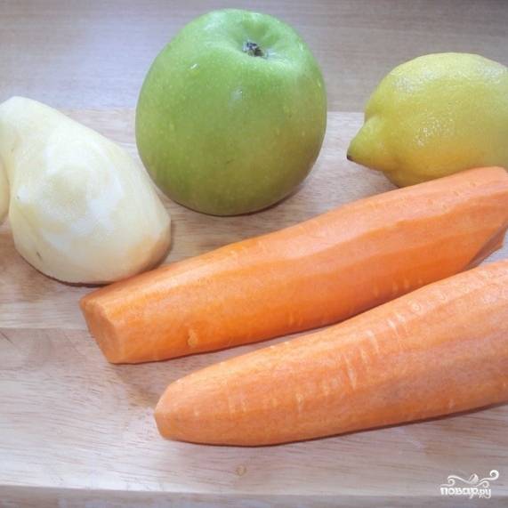 Итак, для начала нужно подготовить ингредиенты - морковь и топинамбур очистить, яблоко вымыть.