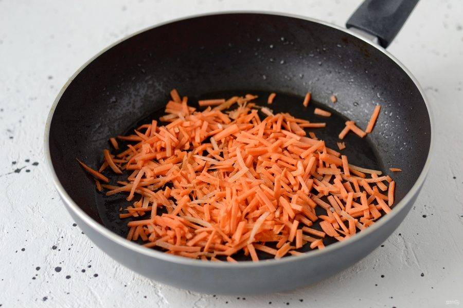Морковь нарежьте брусочками, затем обжарьте до золотистого цвета. Переложите в тарелку. 