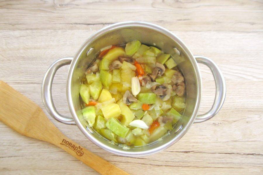 Кабачки помойте, нарежьте и выложите в кастрюлю. Налейте куриный бульон. Посолите, поперчите и варите овощи до мягкости 20-25 минут. После добавьте чеснок.
