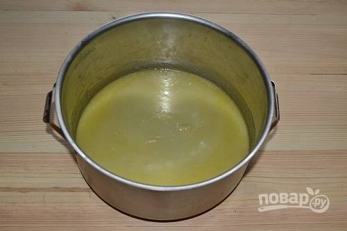 3. Масло должно полностью растопится. Томите на медленном огне пару минут, периодически помешивая. 