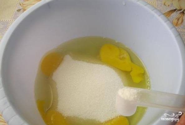 1.	Прежде чем разобраться, как приготовить лимонный кекс в хлебопечке «Панасоник», подготовьте продукты. Разбейте яйца. Положите их в емкость хлебопечки. Добавьте сахар, посолите.