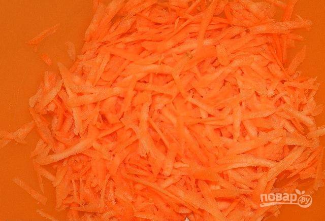 Очищенную и помытую морковь натрите на большой тёрке.