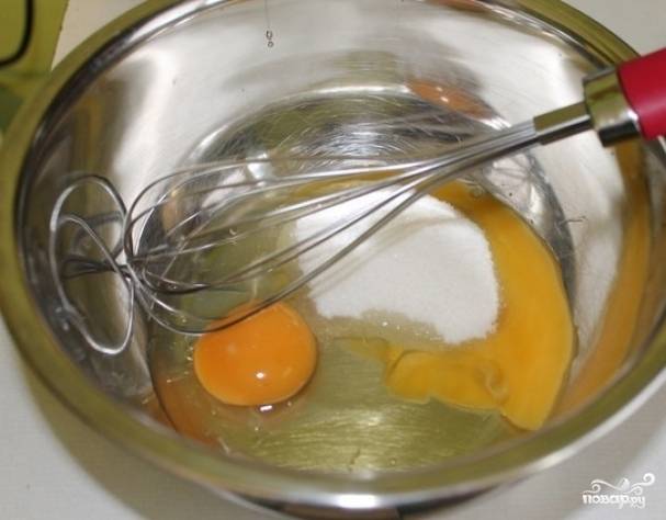 Взбейте яйца вместе с сахаром.