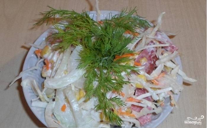 Салат из белокочанной капусты с кукурузой и колбасой
