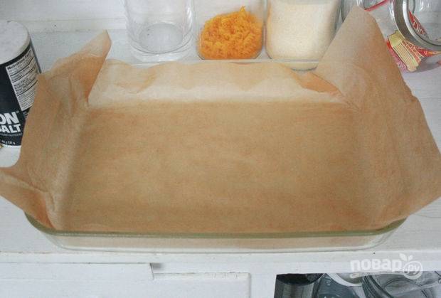 1.	Форму для выпечки застелите пергаментом или используйте силиконовый коврик.