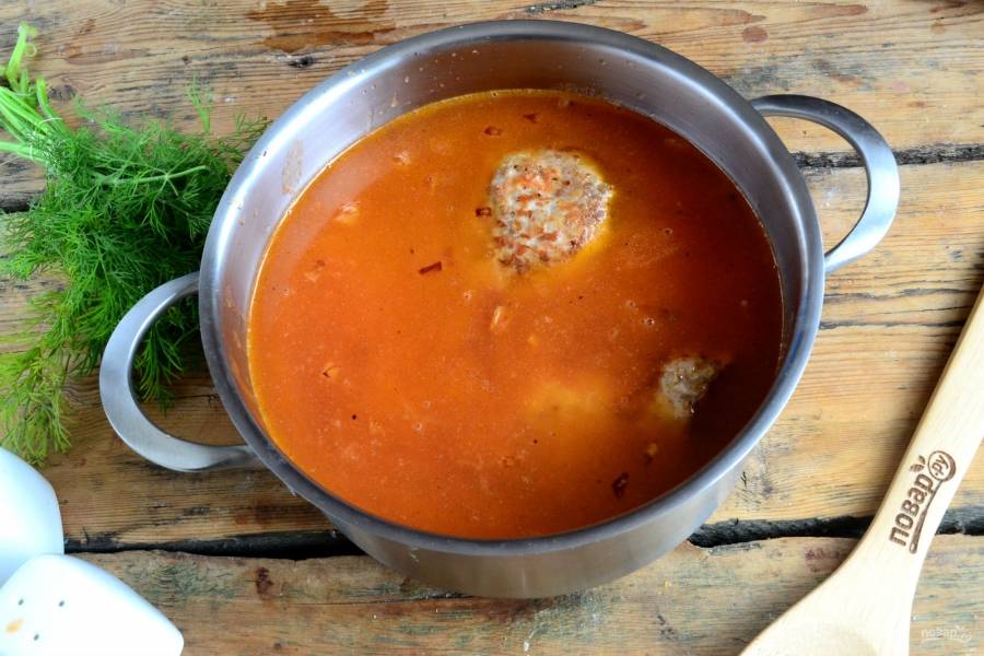 Залейте томатным соусом и водой, чтобы покрыла гречаники. Можно положить лавровый листик. 