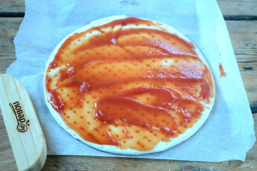 Основу для пиццы смажьте кетчупом или томатным соусом. 