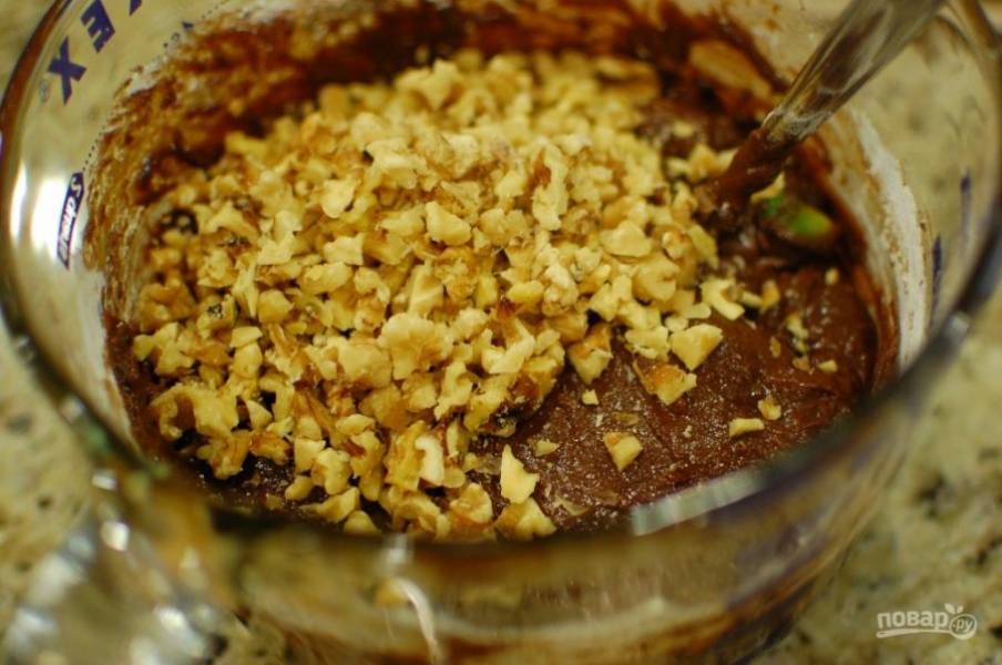 6.	Нарубите небольшими кусочками орехи, выложите их в тесто.