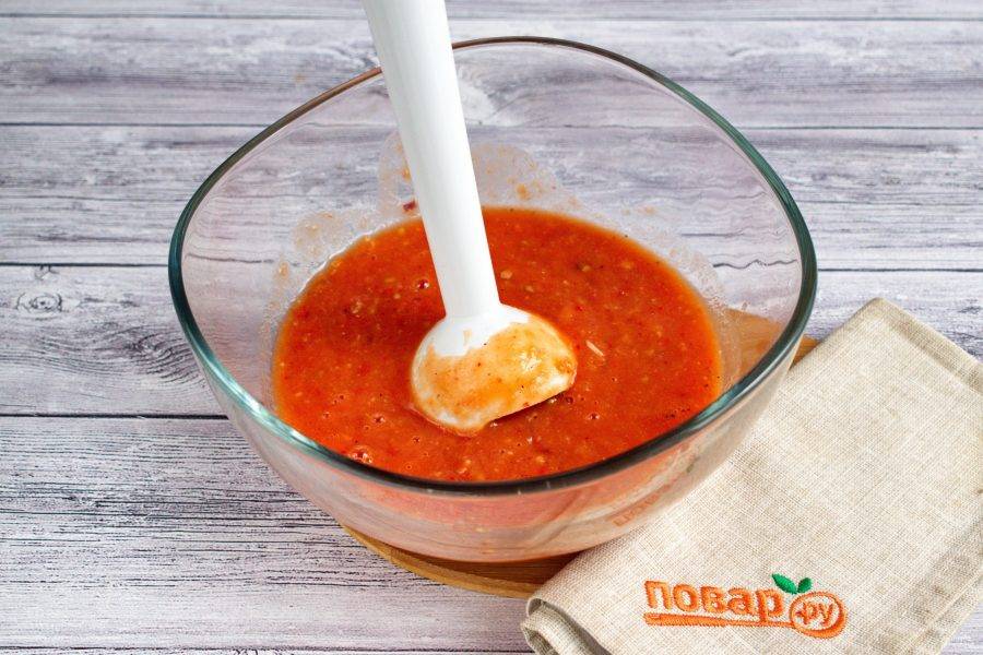 Запеченные овощи немного остудите. У томатов снимите кожицу, сложите овощи в миску. Пробейте погружным блендером до состояния пюре. Посолите и поперчите по вкусу.
