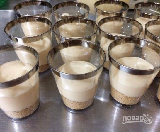 4.	Каждый стакан заполните наполовину приготовленным кремом, затем — еще один слой печенья и завершите кремом.