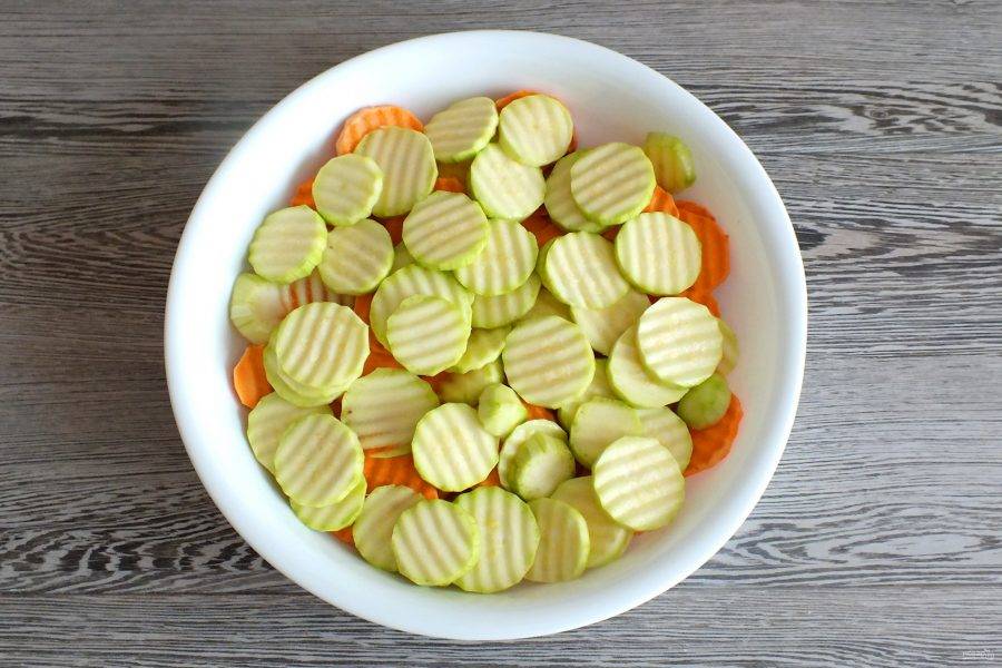 Кабачки вымойте, снимите тонкий слой кожуры. Нарежьте шайбочками, толщиной 0,5 см. Переложите к батату.