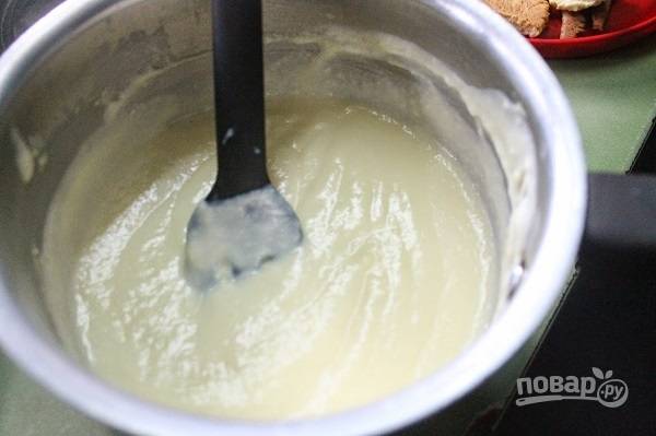 5. Для приготовления крема в небольшой мисочке соедините половину стакана молока и 3 яйца, добавьте крахмал и взбейте. Остальное молоко прогрейте и тонкой струйкой влейте в яично-молочную смесь. Тщательно перемешайте, поставьте на огонь и уварите, постоянно помешивая, до загустения. По вкусу добавьте мед, сахар или сгущенку. Готовый крем остудите. 
