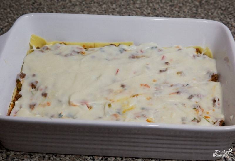 11. После смажьте все белым соусом и присыпьте тертым сыром. После снова листы и повторите все слои.
