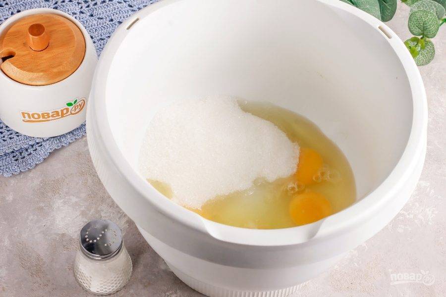 Куриные яйца вбейте в емкость кухонного комбайна или миксера, всыпьте туда же сахар и соль. По желанию можете добавить ванильный сахар либо молотую корицу, шарлотка станет в разы ароматнее и вкуснее. Взбейте все примерно 3-4 минуты на самой высокой скорости техники.