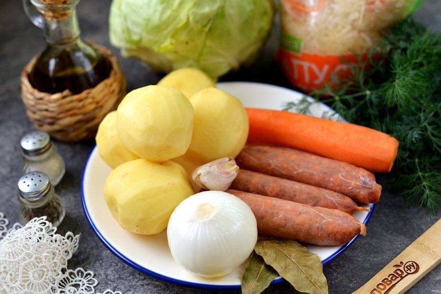 Подготовьте ингредиенты. Картофель, лук, морковь и чеснок почистите, помойте вместе с укропом.