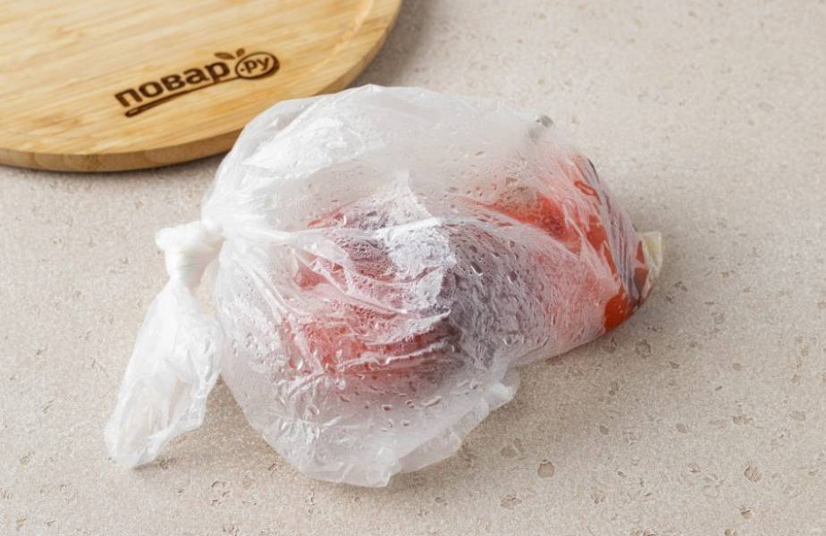 Болгарский перец переложите в пакет и завяжите. Оставьте на 10-15 минут пропариться, чтобы его было проще очистить.