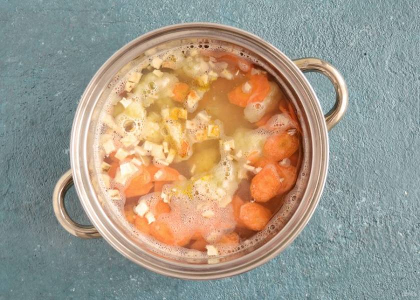 
После добавьте рис, соль, карри и цветную капусту, варите ещё 10 минут. Перед подачей посыпьте суп зеленью. 