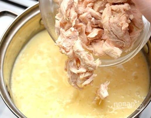Курицу порежьте кусочками и добавьте в суп.