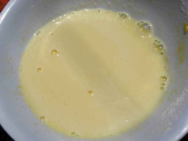 В удобную чашу наливаем немного горячего молока и постоянно перемешивая (весьма активно) вливаем желтковую массу.