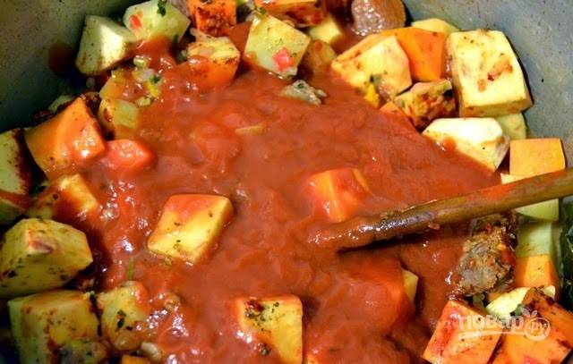 Следующими добавляем паприку, хлопья чили, орегано и томатный соус (или измельченные блендером томаты в собственном соку).