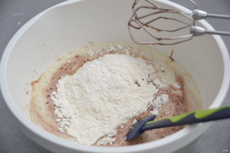 Влейте в яичную смесь шоколадную, смешайте, добавьте мучную смесь. Сначала перемешайте силиконовой лопаточкой, затем доработайте миксером до однородности.