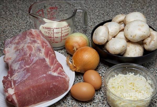 1. Вот такие ингредиенты нам понадобятся. Сыр натрите на терке, яйца отварите вкрутую, мясо нарежьте средними кусочками и отбейте. 