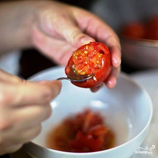 Ложечкой аккуратно достаем содержимое помидора - семена с жидкостью. Внутренности помидора нам тоже не нужны, но их не стоит выбрасывать - опять же, приготовьте что-нибудь, например, томатный соус.