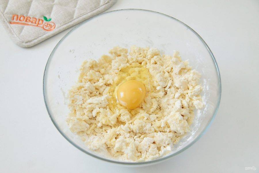 Перемешайте и добавьте одно яйцо.