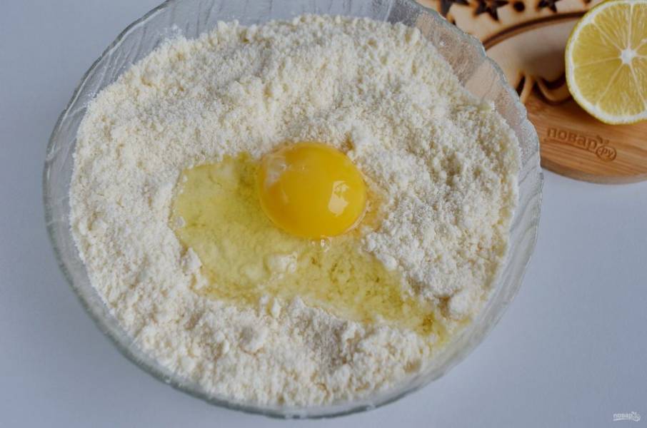 Яйцо разбейте над тарелочкой, отберите половину белка для глазури, все остальное положите в тесто.