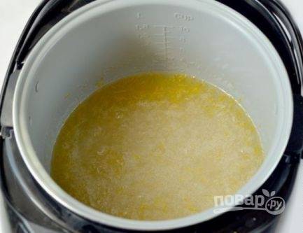 В чашу мультиварки добавляем воду, сахар, цедру и сок лимона. Готовим сироп, помешивая, до тех пор, пока сахар не растворится.