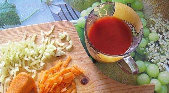 Делаем соус: морковь и перец режем соломкой, томатный сок чуть разведите водой.