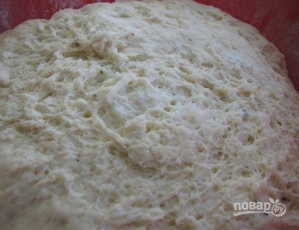4. Понемногу добавляйте муку, продолжая замешивать тесто. Можно добавить для аромата измельченную сушеную зелень. 