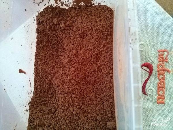 Какао-порошок, крахмал и сахар смешайте в отдельном контейнере.