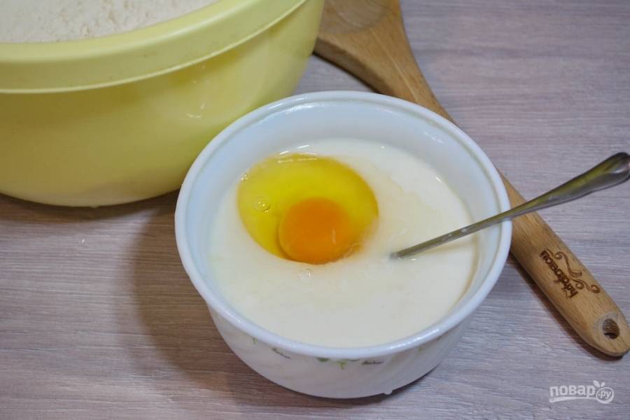 В другой мисочке разведите в молоке дрожжи, добавив сахар и 1 яйцо.