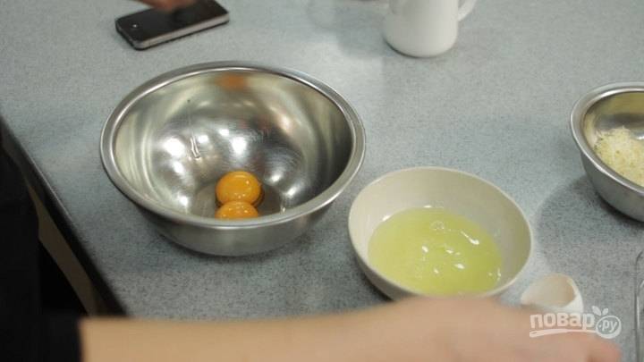 4.	Яйца мою и отделяю желтки от белков, использую только желтки.