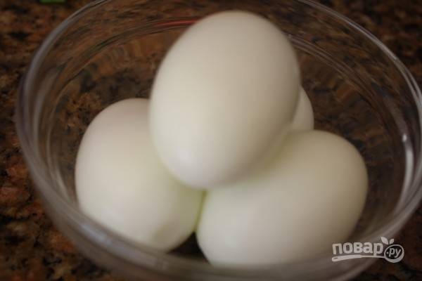 3.	Поместите яйца в холодную воду и отварите их в течение 6-7 минут, затем очистите и разрежьте на 4 части.