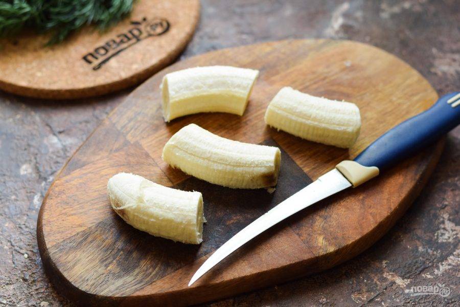 Очистите банан и нарежьте его произвольно, небольшими кусочками, продолговатыми, чтобы было удобно обернуть его беконом.