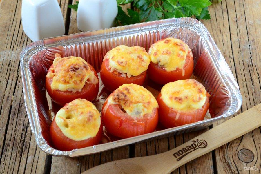 Запекайте помидоры в духовке 15-20 минут при температуре 180-200 градусов. 