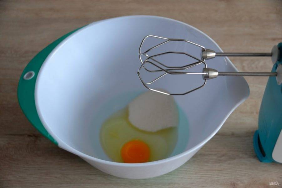 Взбейте 1 яйцо с сахаром (или с сахарозаменителем, медом).