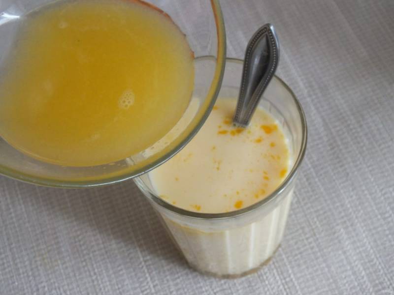 Молоко смешайте с яйцом и апельсиновым соком.