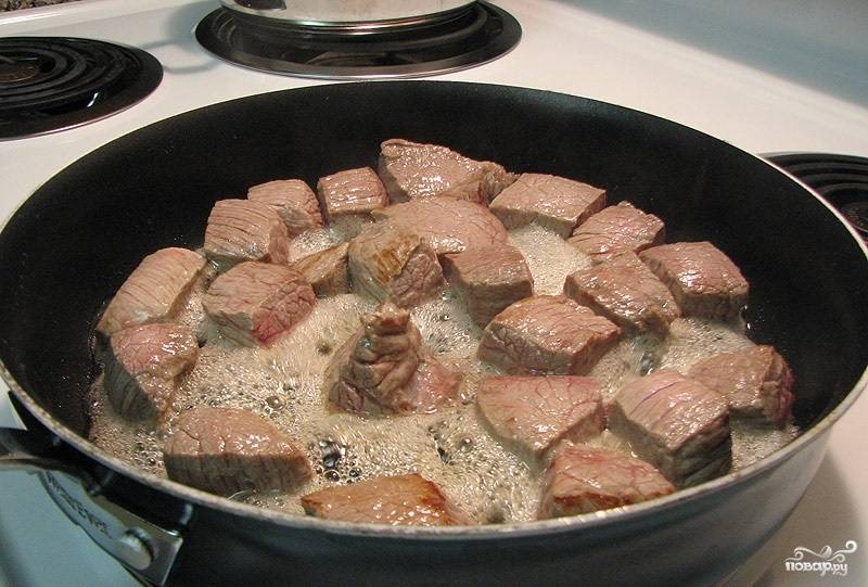 2. Мясо, в данном случае говядину, вымойте, обсушите бумажной салфеткой и нарежьте небольшими кусочками. Выложите на сковороду с разогретым растительным маслом и обжарьте на сильном огне до небольшой корочки. 