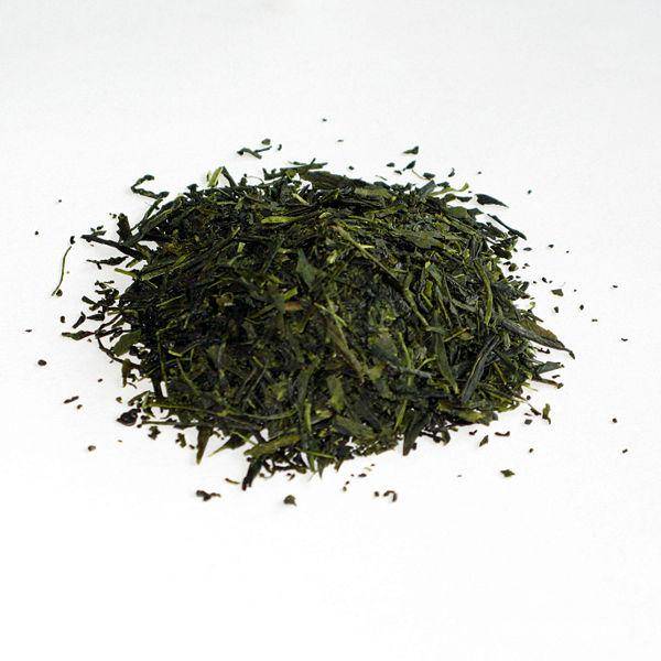 В отличие от китайского чая, листья которого жарят, сентя просто обдают паром 15-20 секунд, чтобы предотвратить окисление. После этого листьям придают нужную форму, скручивая их, и высушивают. 